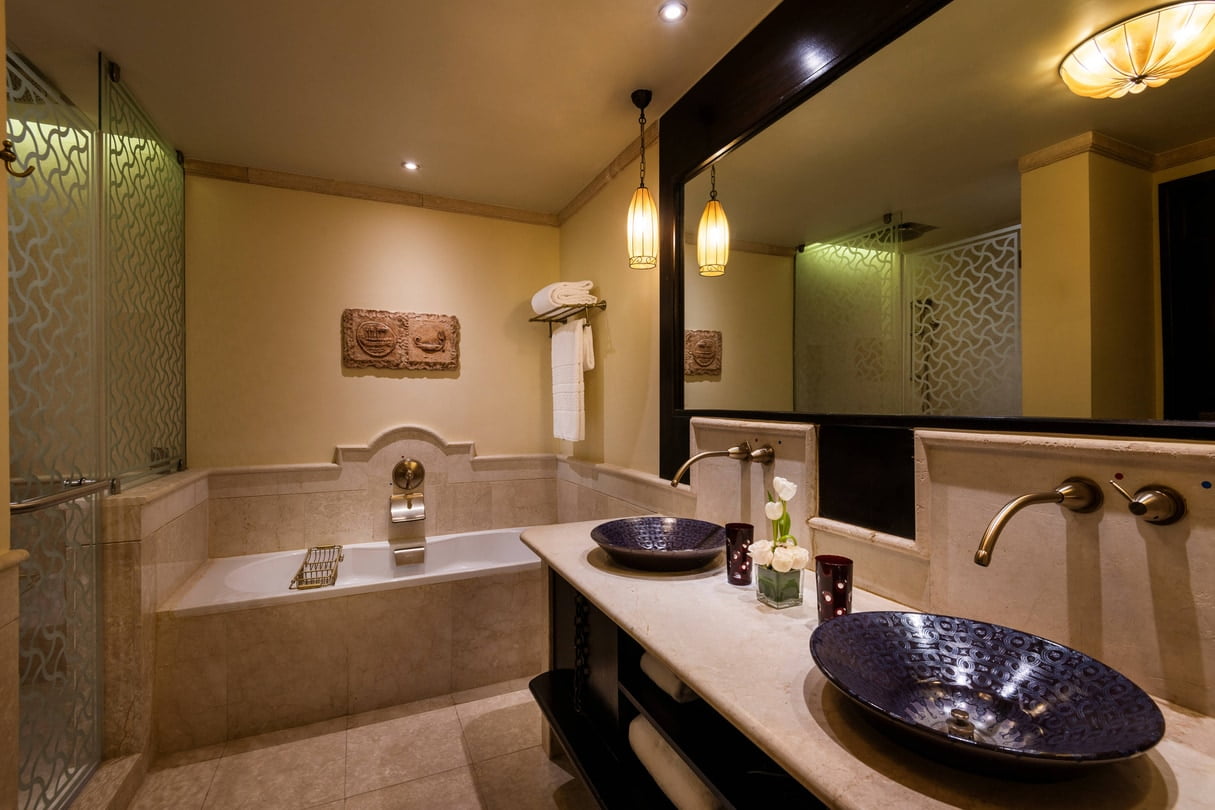 Sharq Village & Spa dohsq bathroom 5329 hor clsc