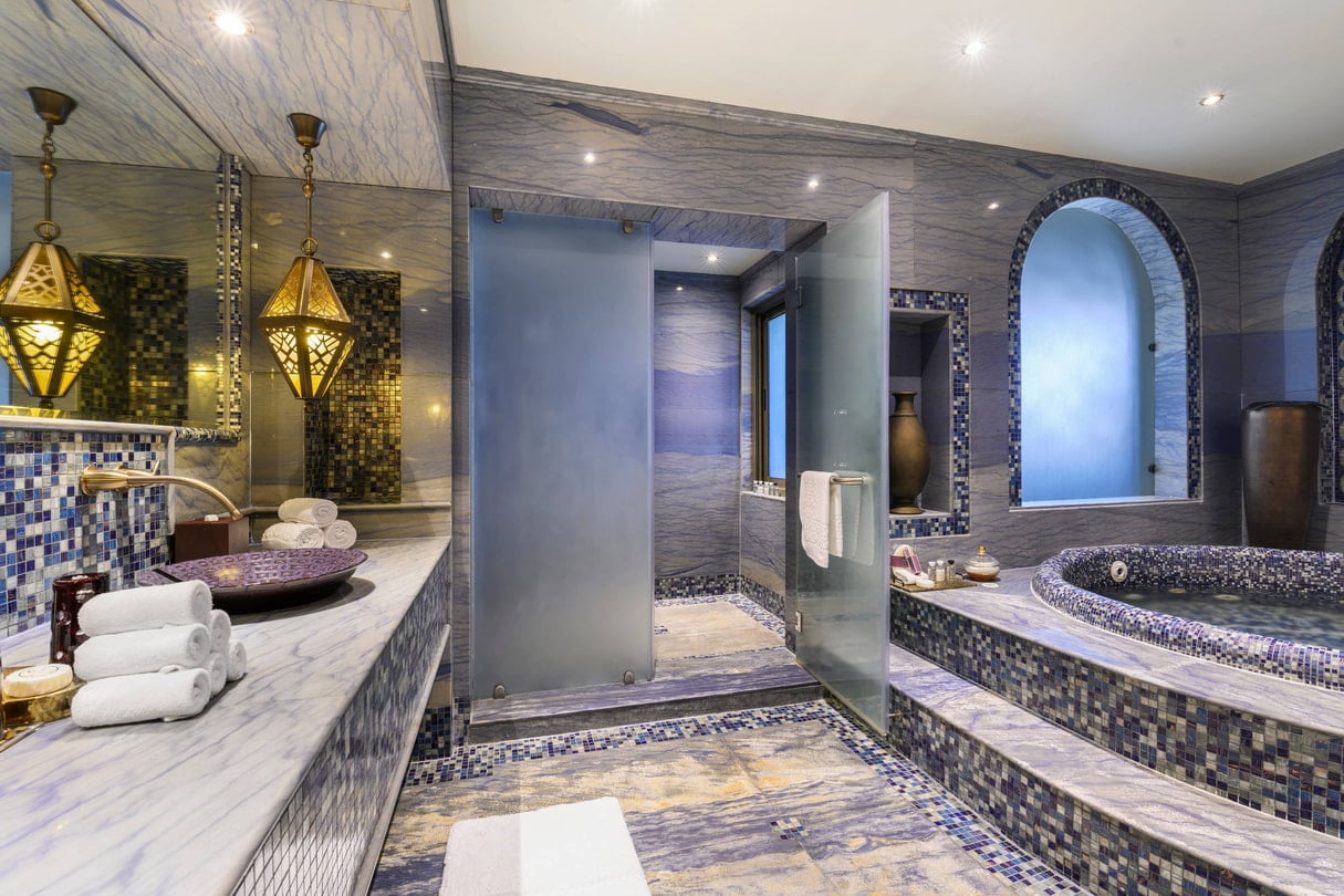 Sharq Village & Spa dohsq royal bathroom 0167 hor clsc